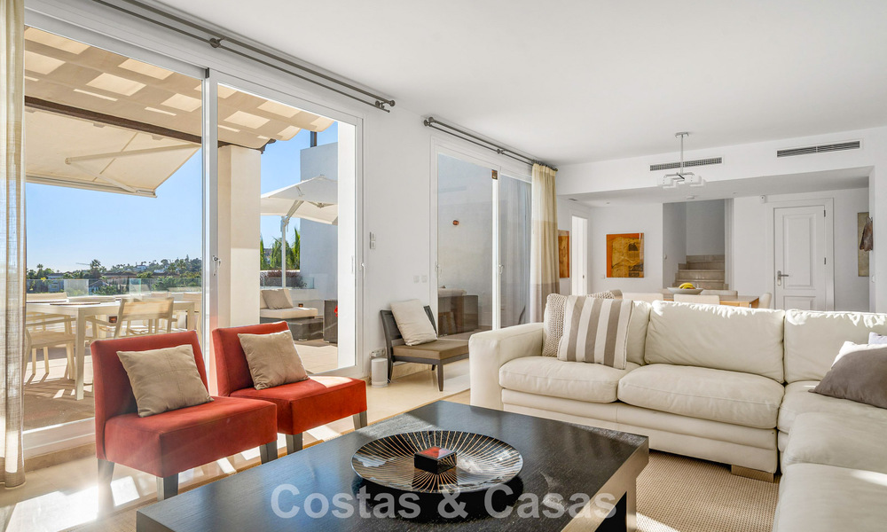 Luxueus duplex penthouse te koop in een gated complex in Nueva Andalucia’s golfvallei, Marbella 796743