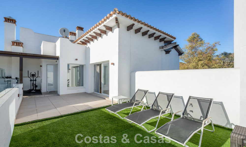 Luxueus duplex penthouse te koop in een gated complex in Nueva Andalucia’s golfvallei, Marbella 796747