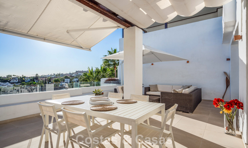 Luxueus duplex penthouse te koop in een gated complex in Nueva Andalucia’s golfvallei, Marbella 796750