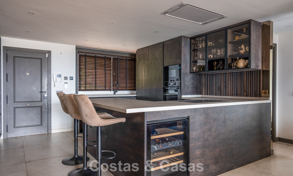 Ruim appartement met panoramisch golf- en zeezicht te koop in Nueva Andalucia, Marbella 796925