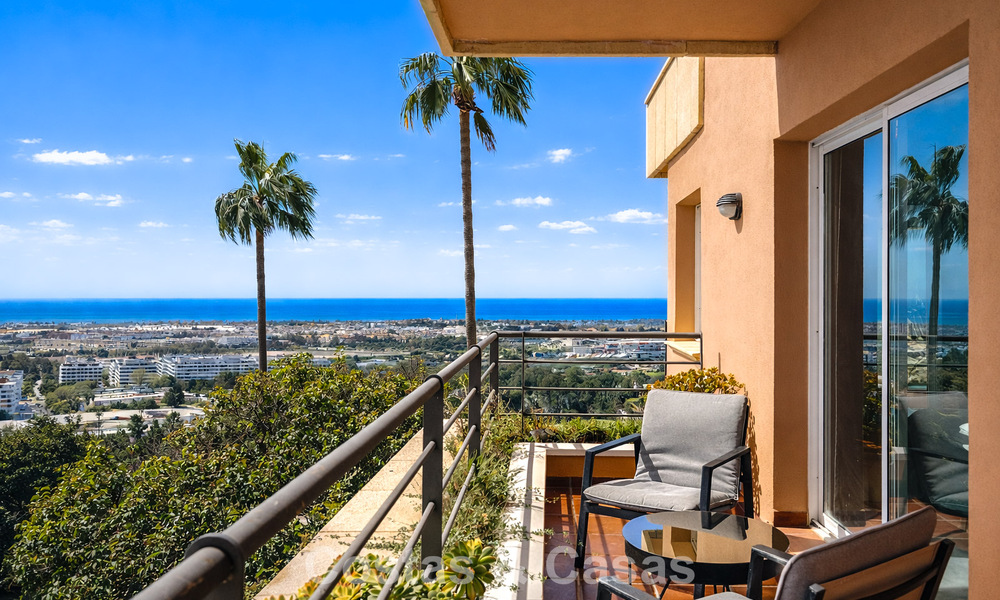 Ruim appartement met panoramisch golf- en zeezicht te koop in Nueva Andalucia, Marbella 796926
