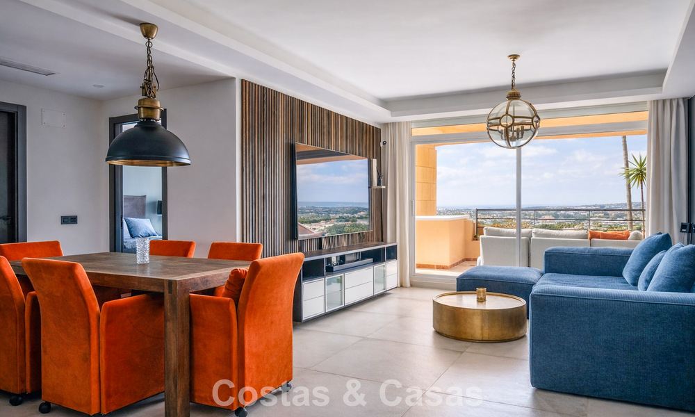 Ruim appartement met panoramisch golf- en zeezicht te koop in Nueva Andalucia, Marbella 796928
