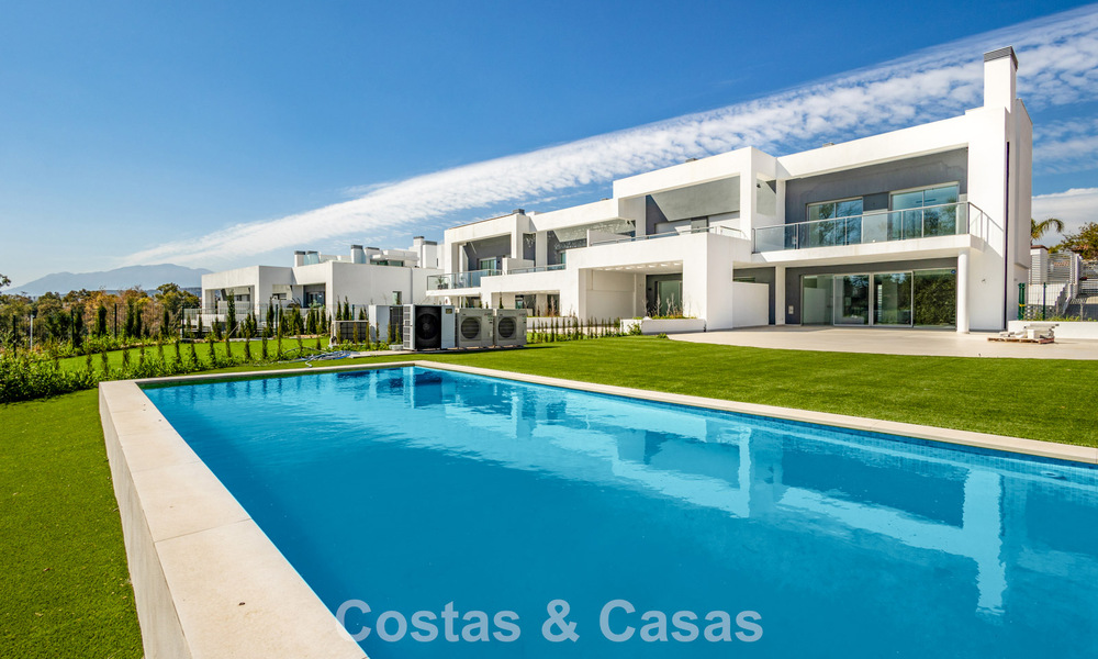 Luxueuze, halfvrijstaande villa te koop dicht bij voorzieningen in Guadalmina golf en San Pedro centrum, Marbella 797178