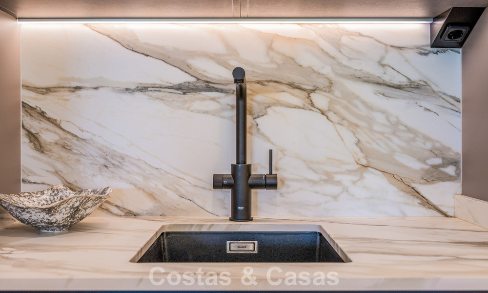 Elegant gerenoveerd appartement te koop op loopafstand van het strand op de New Golden Mile tussen Marbella en Estepona 797211