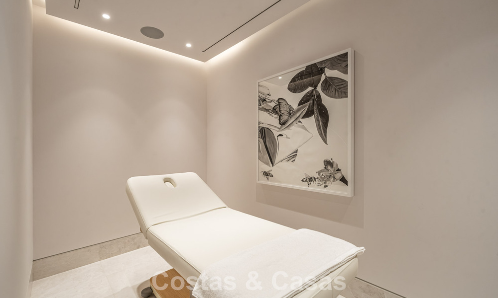 Gesofisticeerde luxevilla te koop in een exclusieve, rustige, gated woonwijk op de Golden Mile van Marbella 798024