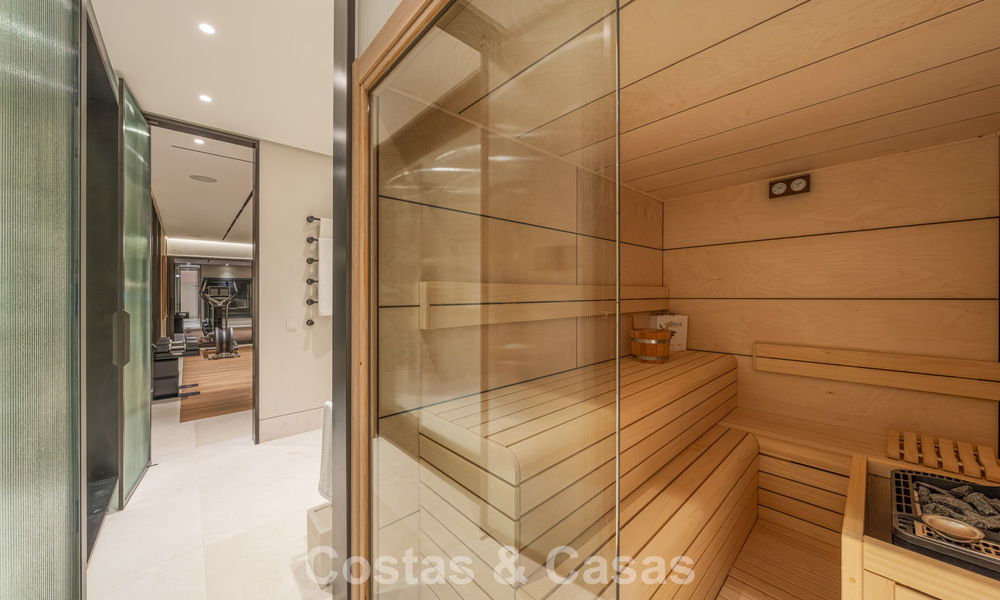Gesofisticeerde luxevilla te koop in een exclusieve, rustige, gated woonwijk op de Golden Mile van Marbella 798025