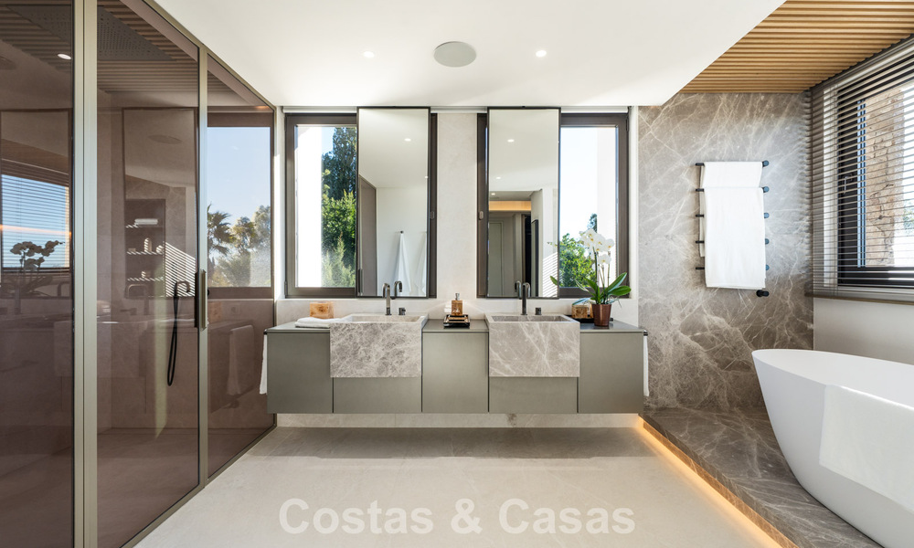 Gesofisticeerde luxevilla te koop in een exclusieve, rustige, gated woonwijk op de Golden Mile van Marbella 798031