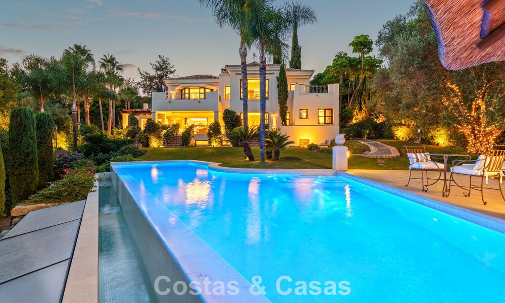 Opmerkelijke, Spaanse luxevilla met zeezicht te koop in een groene oase aan de Golden Mile van Marbella 798174