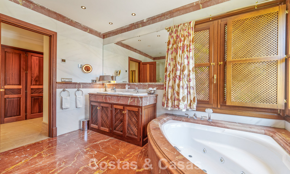 Opmerkelijke, Spaanse luxevilla met zeezicht te koop in een groene oase aan de Golden Mile van Marbella 798184
