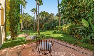 Opmerkelijke, Spaanse luxevilla met zeezicht te koop in een groene oase aan de Golden Mile van Marbella 798202 