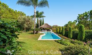 Opmerkelijke, Spaanse luxevilla met zeezicht te koop in een groene oase aan de Golden Mile van Marbella 798204 