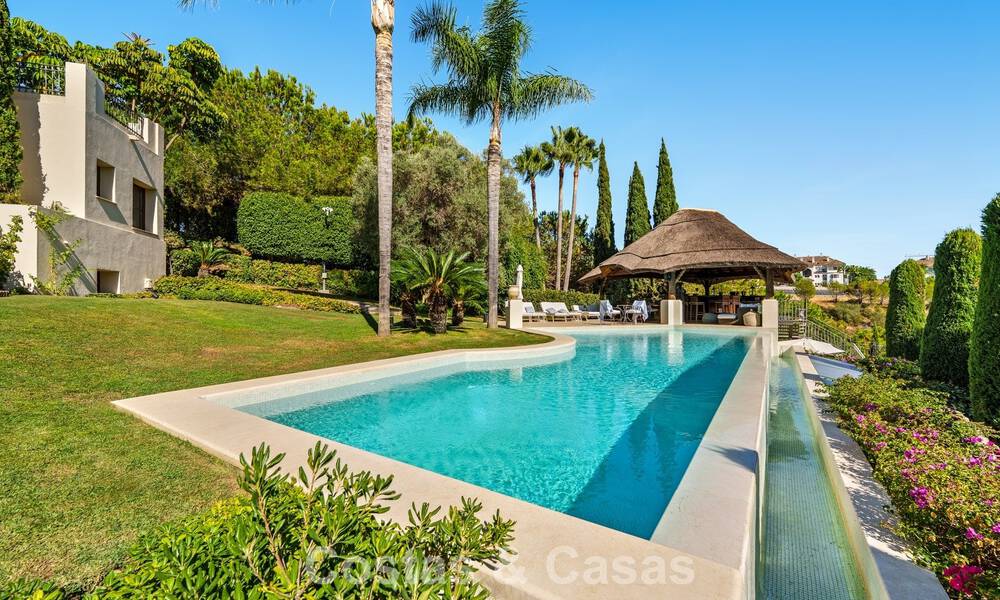 Opmerkelijke, Spaanse luxevilla met zeezicht te koop in een groene oase aan de Golden Mile van Marbella 798205
