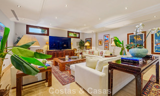 Opmerkelijke, Spaanse luxevilla met zeezicht te koop in een groene oase aan de Golden Mile van Marbella 798215 