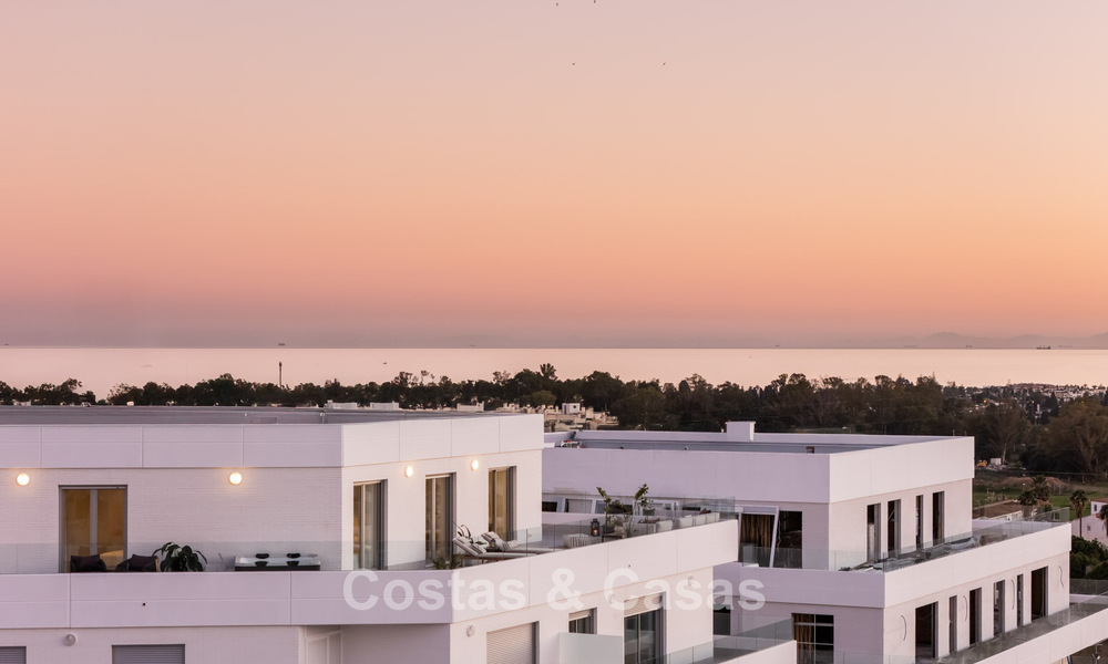 Modern penthouse met ‘wraparound’ terras en 360° uitzicht te koop in Nueva Andalucia, Marbella 798077