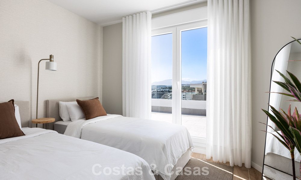 Modern penthouse met ‘wraparound’ terras en 360° uitzicht te koop in Nueva Andalucia, Marbella 798081