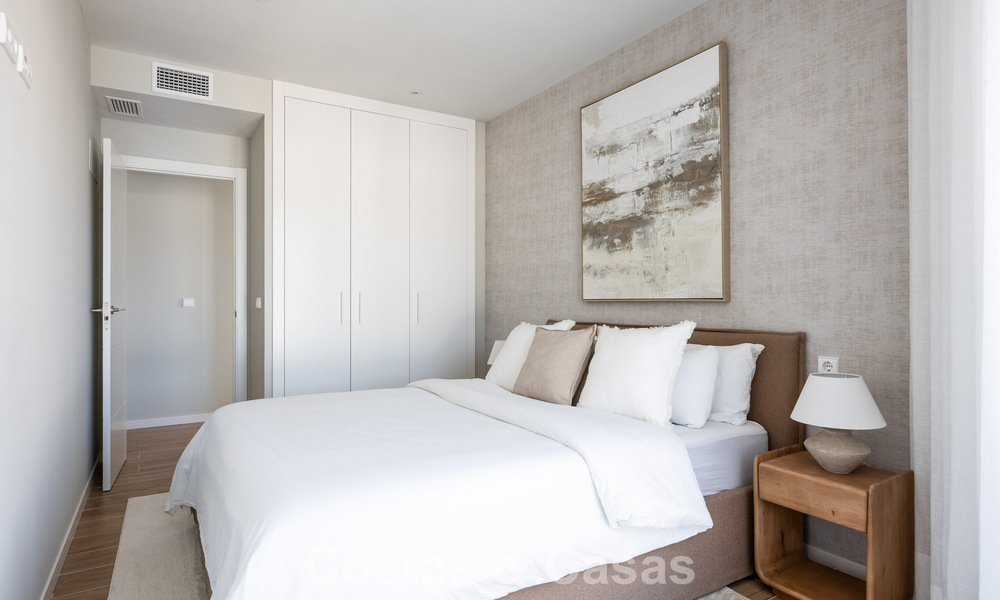 Modern penthouse met ‘wraparound’ terras en 360° uitzicht te koop in Nueva Andalucia, Marbella 798084
