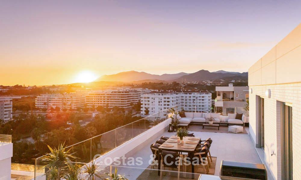 Modern penthouse met ‘wraparound’ terras en 360° uitzicht te koop in Nueva Andalucia, Marbella 798085