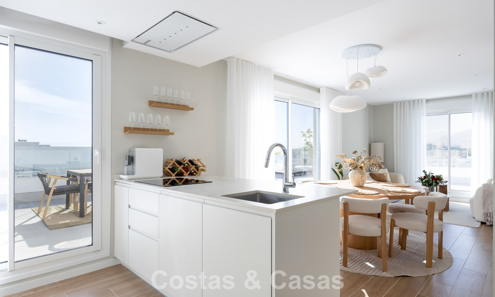 Modern penthouse met ‘wraparound’ terras en 360° uitzicht te koop in Nueva Andalucia, Marbella 798091