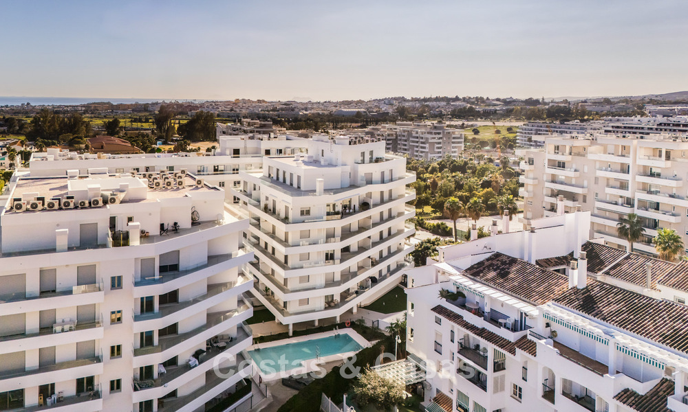 Modern penthouse met ‘wraparound’ terras en 360° uitzicht te koop in Nueva Andalucia, Marbella 798097