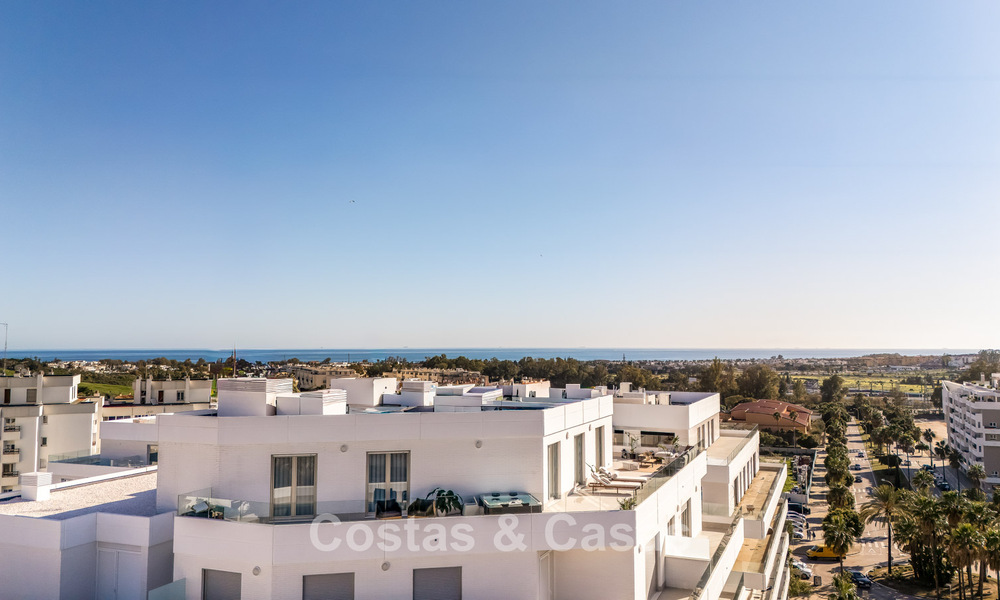 Modern penthouse met ‘wraparound’ terras en 360° uitzicht te koop in Nueva Andalucia, Marbella 798098