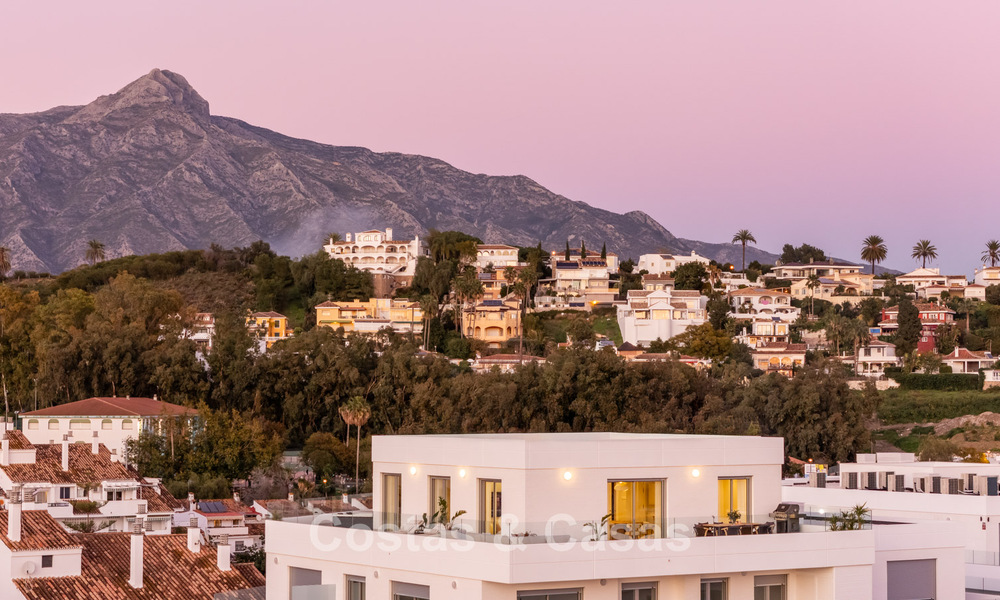 Modern penthouse met ‘wraparound’ terras en 360° uitzicht te koop in Nueva Andalucia, Marbella 798102