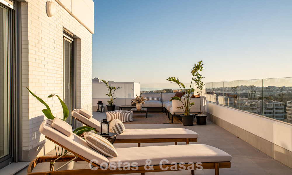 Modern penthouse met ‘wraparound’ terras en 360° uitzicht te koop in Nueva Andalucia, Marbella 798104