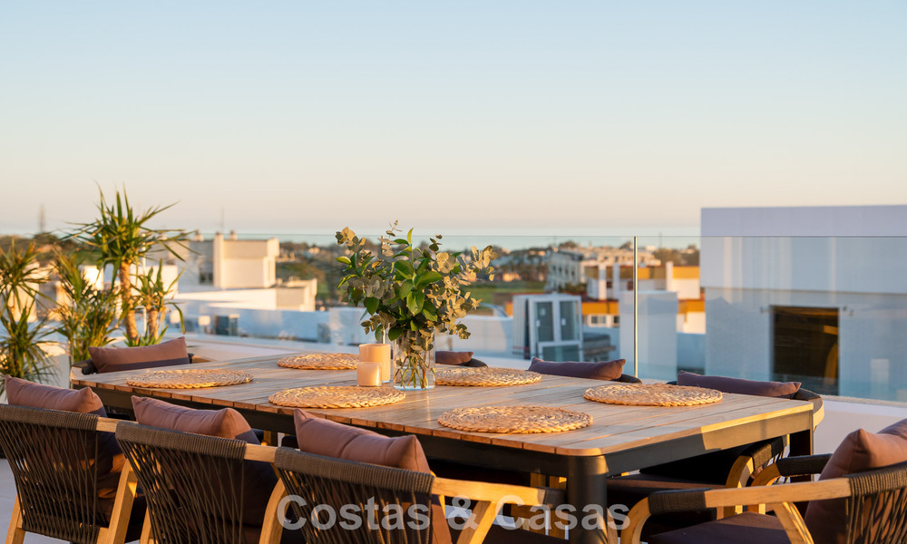 Modern penthouse met ‘wraparound’ terras en 360° uitzicht te koop in Nueva Andalucia, Marbella 798106