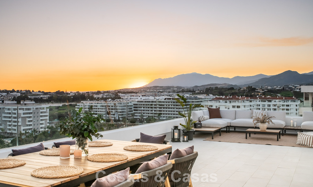 Modern penthouse met ‘wraparound’ terras en 360° uitzicht te koop in Nueva Andalucia, Marbella 798107