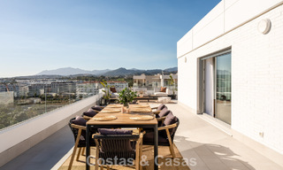Modern penthouse met ‘wraparound’ terras en 360° uitzicht te koop in Nueva Andalucia, Marbella 798110 