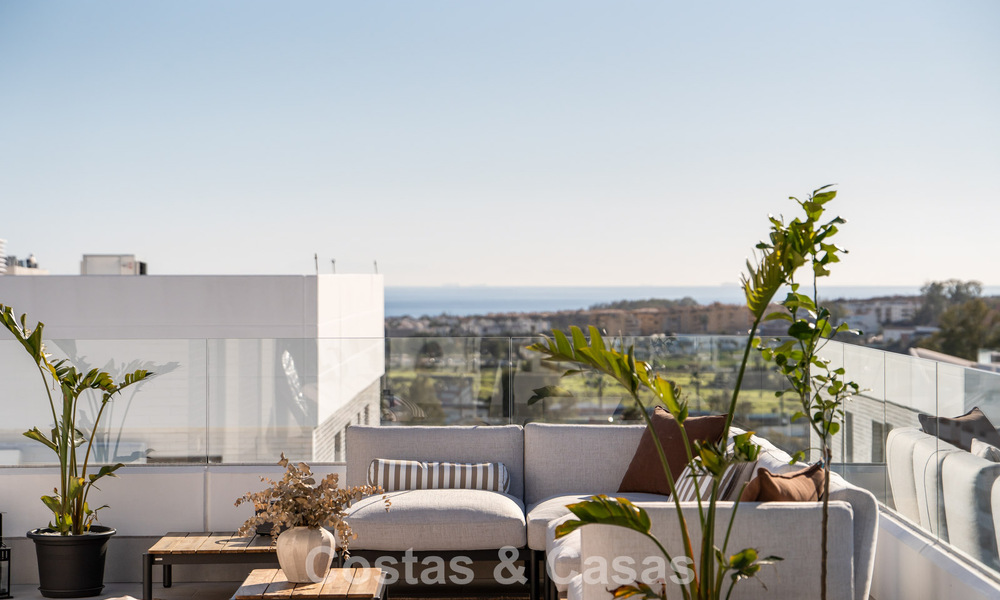 Modern penthouse met ‘wraparound’ terras en 360° uitzicht te koop in Nueva Andalucia, Marbella 798112