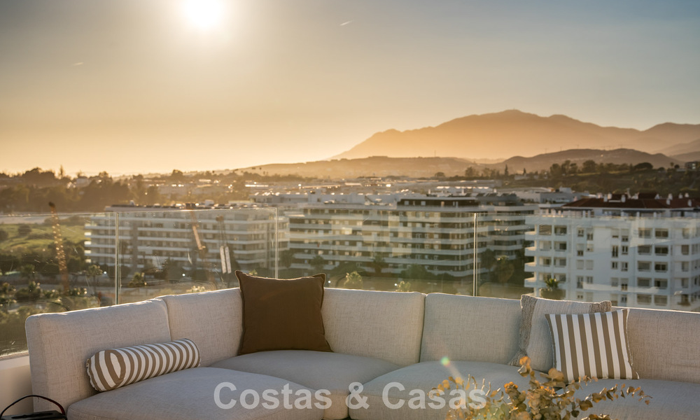 Modern penthouse met ‘wraparound’ terras en 360° uitzicht te koop in Nueva Andalucia, Marbella 798113