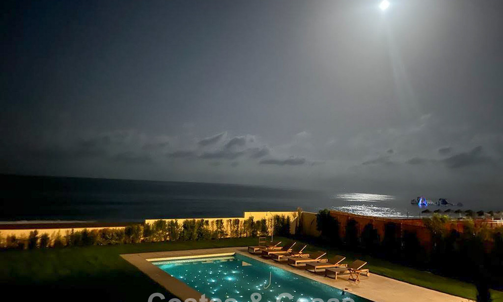 Exclusieve, moderne strandvilla te koop met directe toegang tot het strand in Mijas, Costa del Sol 797373