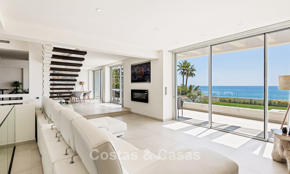 Exclusieve, moderne strandvilla te koop met directe toegang tot het strand in Mijas, Costa del Sol 797374