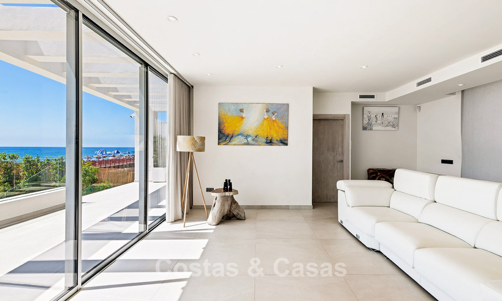 Exclusieve, moderne strandvilla te koop met directe toegang tot het strand in Mijas, Costa del Sol 797375