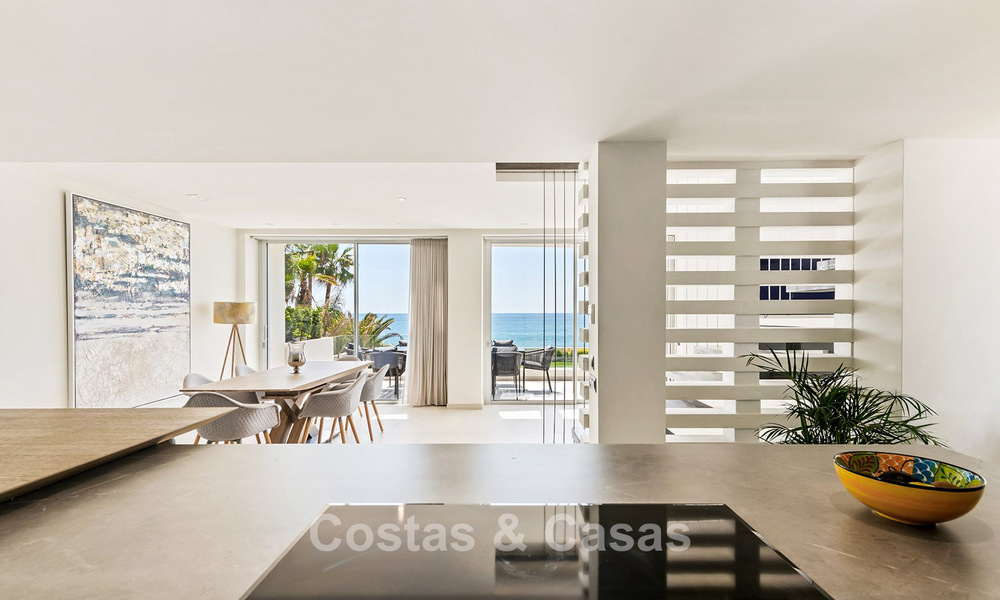 Exclusieve, moderne strandvilla te koop met directe toegang tot het strand in Mijas, Costa del Sol 797376