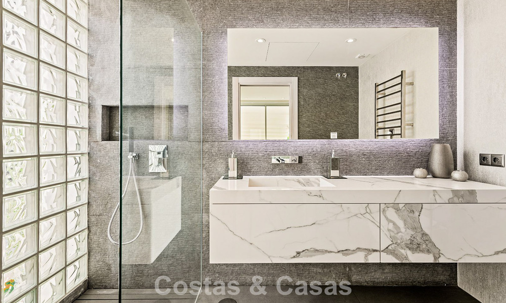 Exclusieve, moderne strandvilla te koop met directe toegang tot het strand in Mijas, Costa del Sol 797390