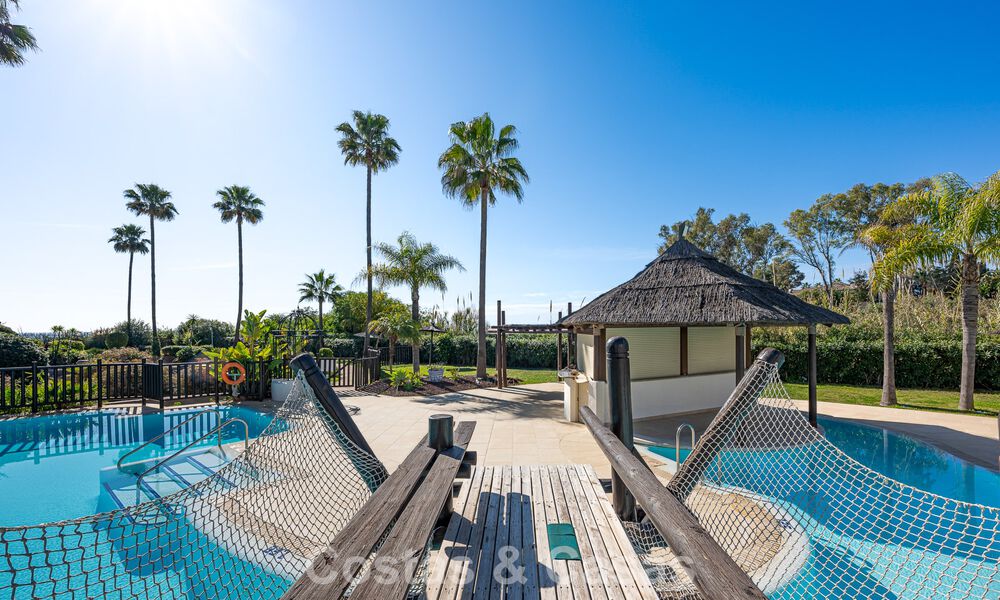 Eersteklas appartement te koop met zeezicht in een strandcomplex op de New Golden Mile tussen Marbella en Estepona 797432