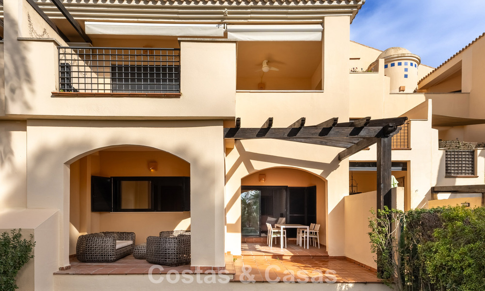 Luxe appartement met privétuin te koop op enkele stappen van het strand nabij Puerto Banus, Marbella 797547