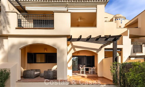 Luxe appartement met privétuin te koop op enkele stappen van het strand nabij Puerto Banus, Marbella 797547