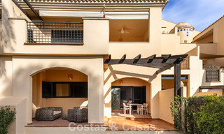 Luxe appartement met privétuin te koop op enkele stappen van het strand nabij Puerto Banus, Marbella 797547 