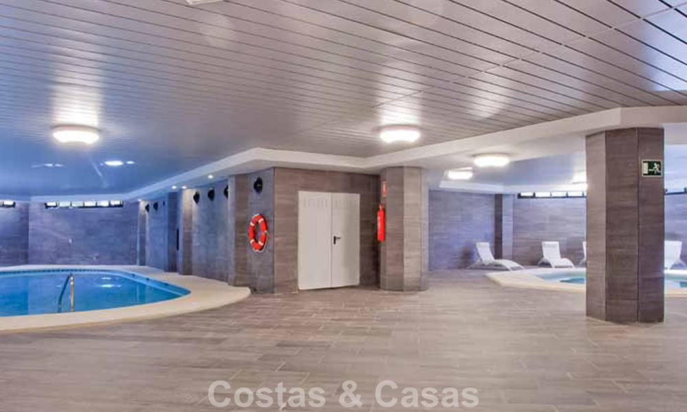 Luxe appartement met privétuin te koop op enkele stappen van het strand nabij Puerto Banus, Marbella 797548