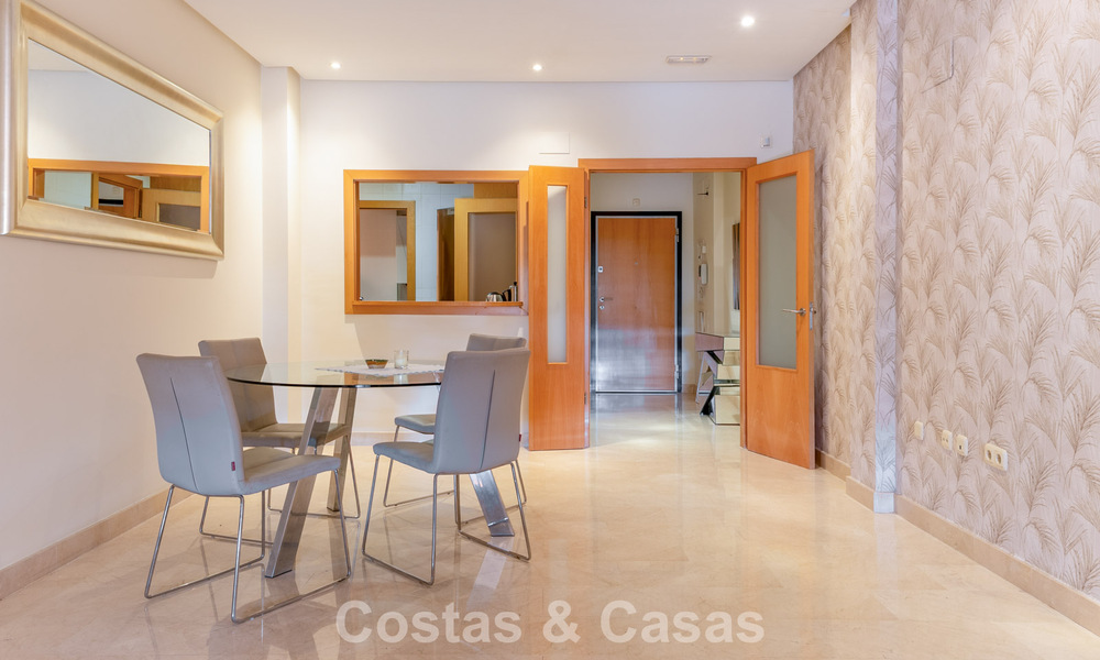 Luxe appartement met privétuin te koop op enkele stappen van het strand nabij Puerto Banus, Marbella 797551