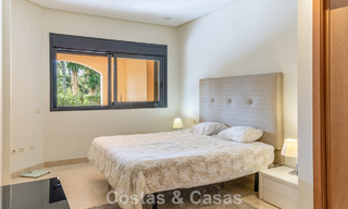 Luxe appartement met privétuin te koop op enkele stappen van het strand nabij Puerto Banus, Marbella 797552 