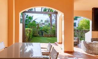 Luxe appartement met privétuin te koop op enkele stappen van het strand nabij Puerto Banus, Marbella 797553 
