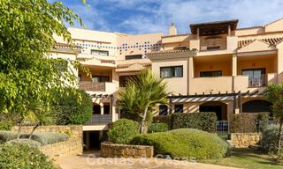 Luxe appartement met privétuin te koop op enkele stappen van het strand nabij Puerto Banus, Marbella 797554 
