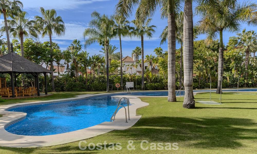 Luxe appartement met privétuin te koop op enkele stappen van het strand nabij Puerto Banus, Marbella 797555