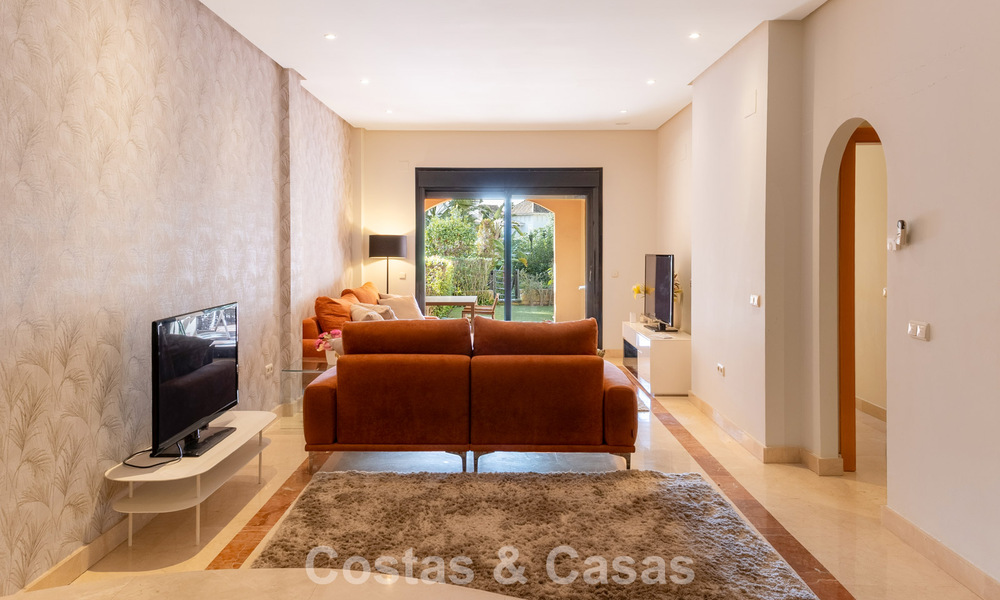 Luxe appartement met privétuin te koop op enkele stappen van het strand nabij Puerto Banus, Marbella 797561