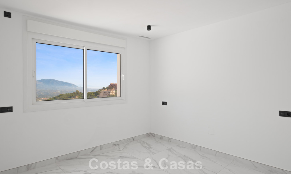 Gloednieuwe moderne villa met panoramisch zeezicht te koop in een natuurlijke setting ten oosten van Marbella centrum 797596