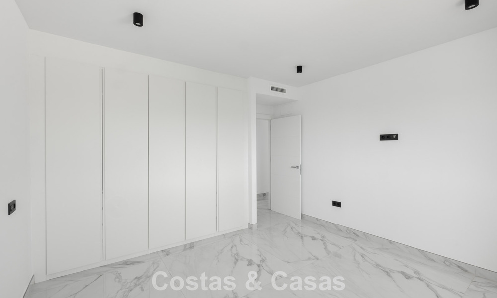 Gloednieuwe moderne villa met panoramisch zeezicht te koop in een natuurlijke setting ten oosten van Marbella centrum 797598