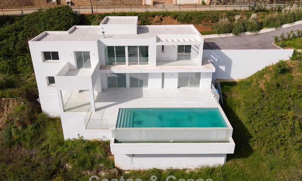 Gloednieuwe moderne villa met panoramisch zeezicht te koop in een natuurlijke setting ten oosten van Marbella centrum 797608